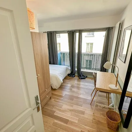In 3-bedroom With Balcony Lively Area & Restaurants Paris