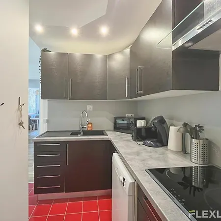 In 3-bedroom With Balcony Lively Area & Restaurants * Paris