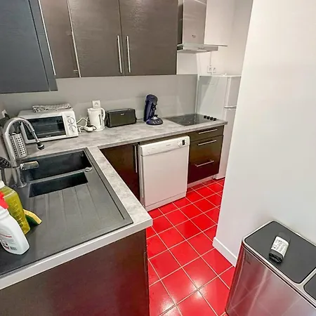 In 3-bedroom With Balcony Lively Area & Restaurants * Paris