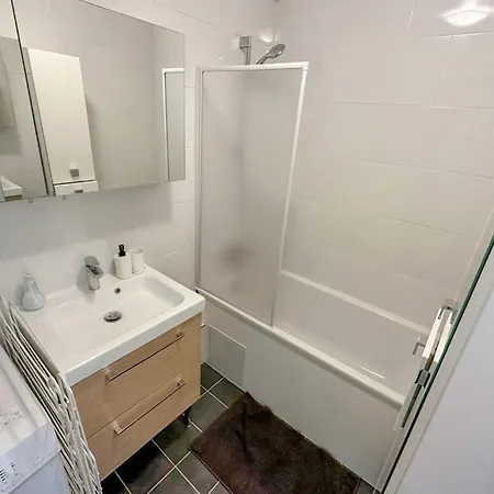 In 3-bedroom With Balcony Lively Area & Restaurants Paris