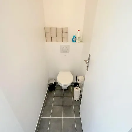 In 3-bedroom With Balcony Lively Area & Restaurants Parigi
