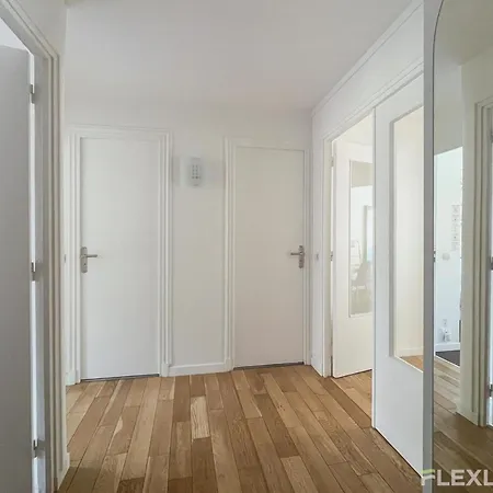 In 3-bedroom With Balcony Lively Area & Restaurants