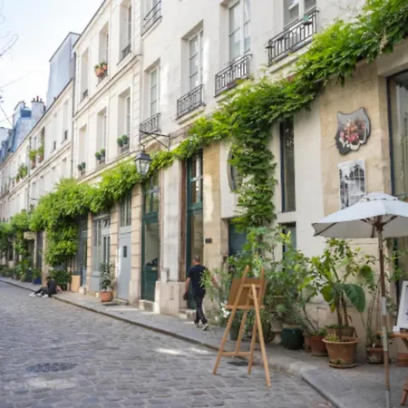 In 3-bedroom With Balcony Lively Area & Restaurants * Paris
