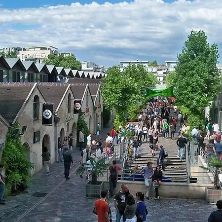 In 3-bedroom With Balcony Lively Area & Restaurants Holiday home Paris