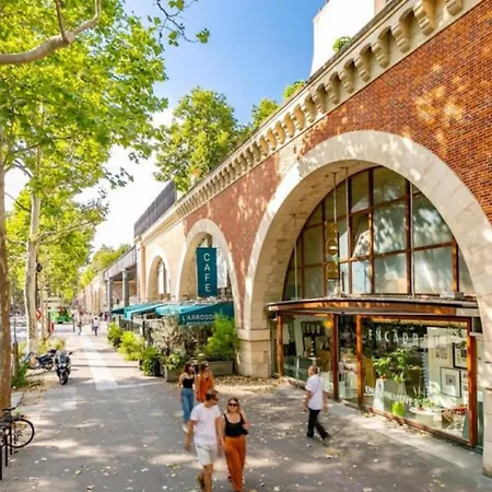 In 3-bedroom With Balcony Lively Area & Restaurants Paris