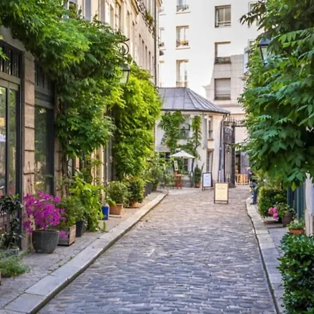 In 3-bedroom With Balcony Lively Area & Restaurants Holiday home Paris