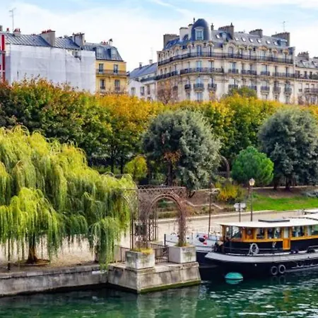 In 3-bedroom With Balcony Lively Area & Restaurants Paris