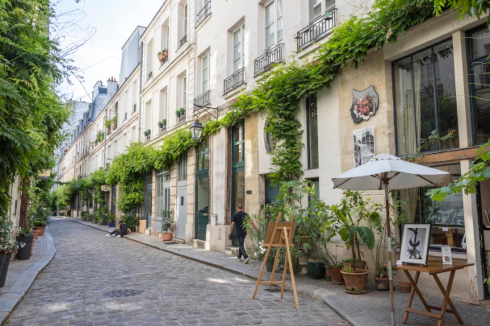 In 3-bedroom With Balcony Lively Area & Restaurants * Paris